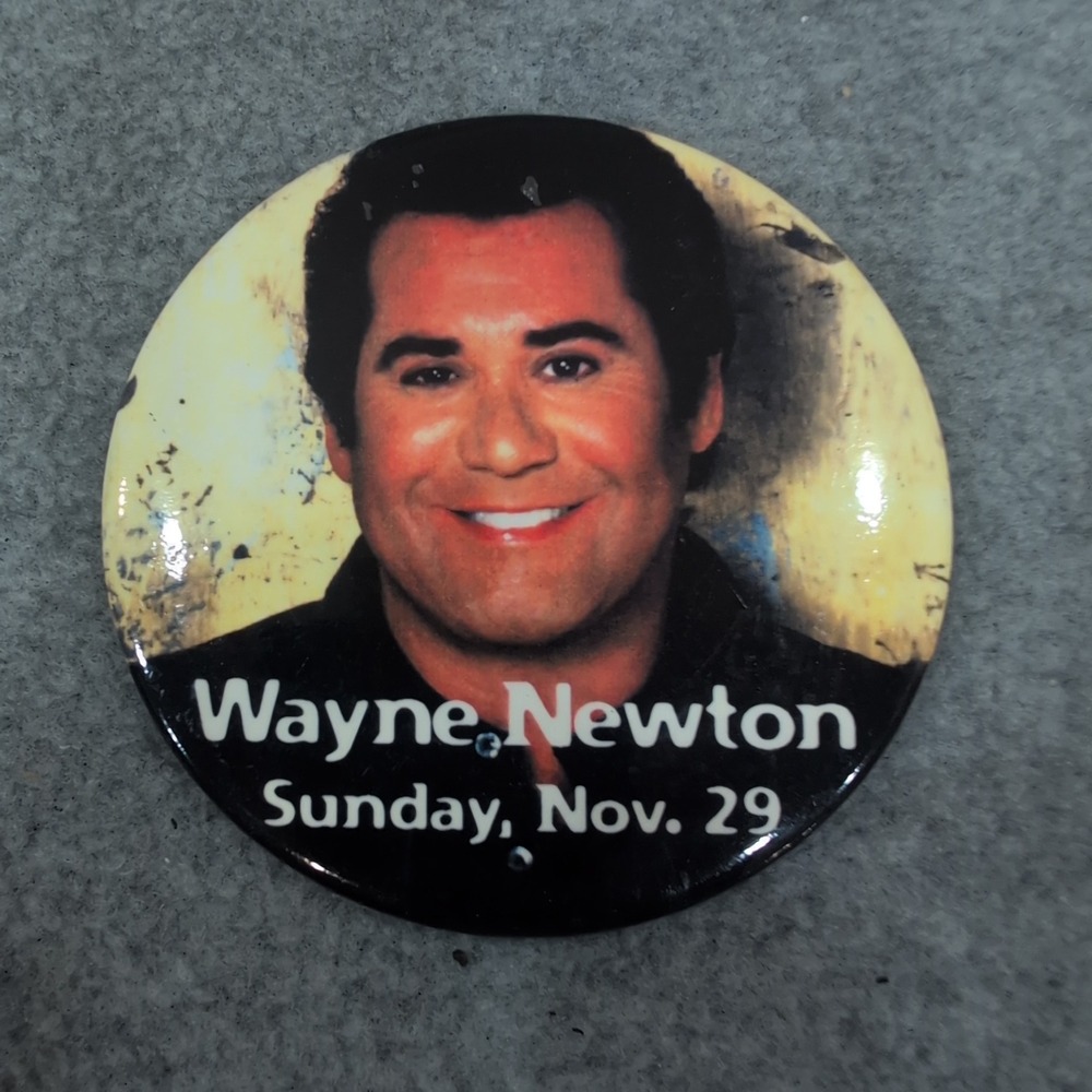 Wayne Newton Sunday Nov 29 Commemorative Pin Badge Pinback - Picture 1 of 2